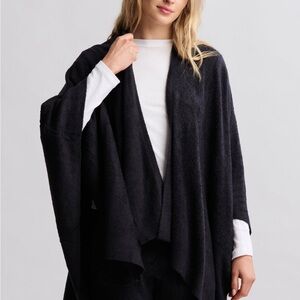 Barefoot Dreams CozyChic Lite® Weekend Wrap in Black